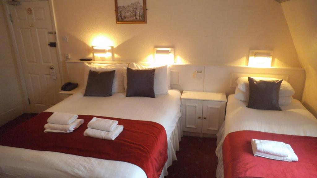 Postel nebo postele na pokoji v ubytování Arran House Hotel