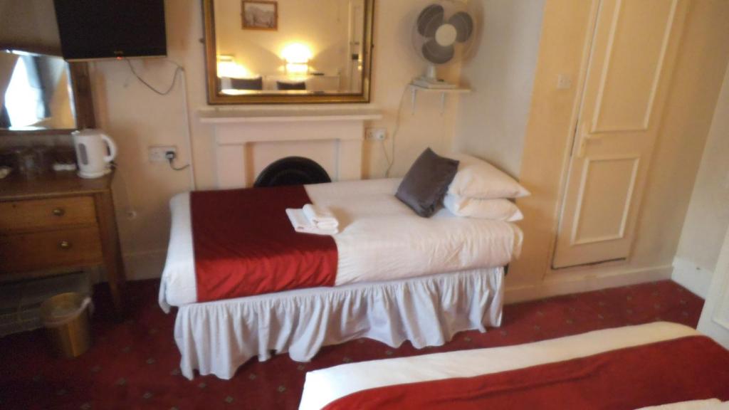Postel nebo postele na pokoji v ubytování Arran House Hotel