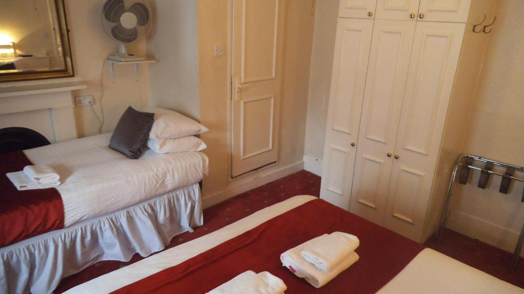 Postel nebo postele na pokoji v ubytování Arran House Hotel