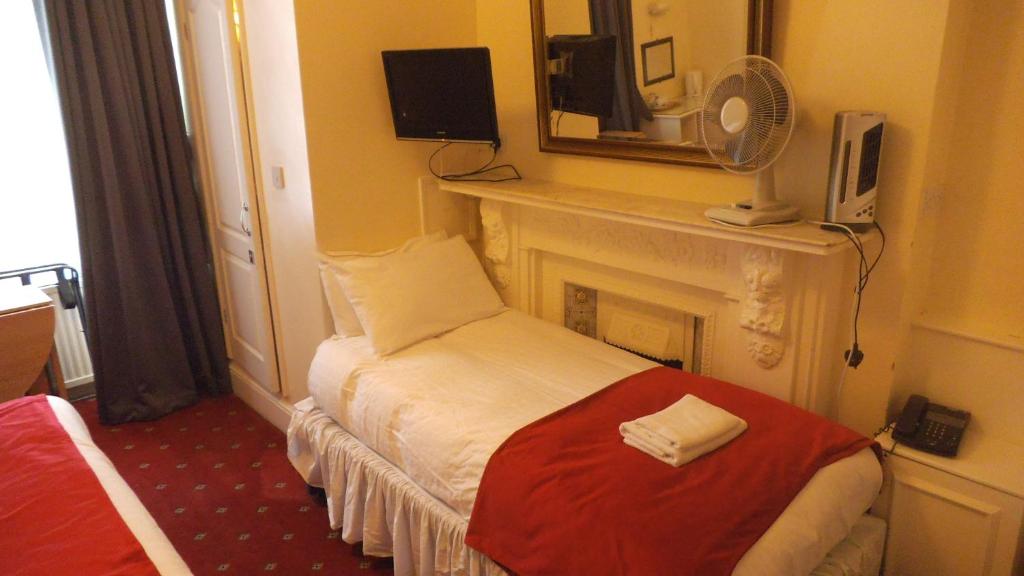 Postel nebo postele na pokoji v ubytování Arran House Hotel