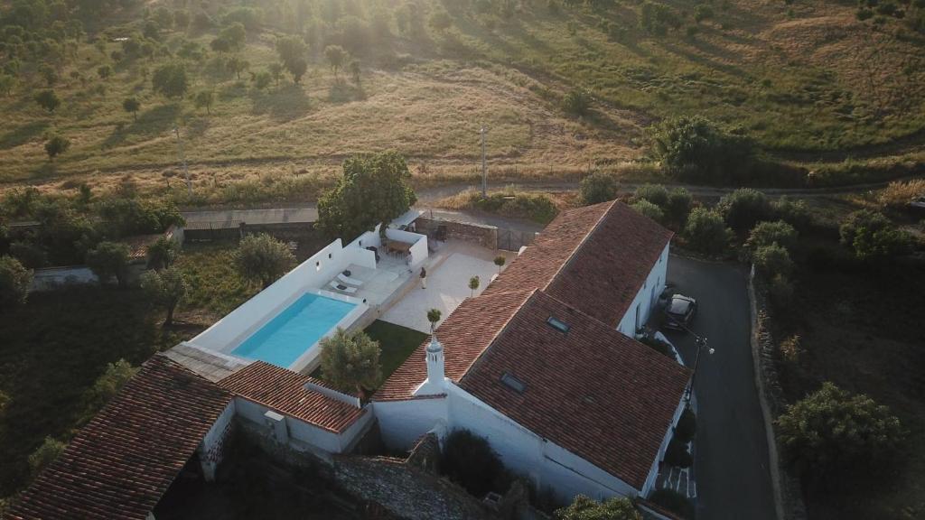 eine Luftansicht eines Hauses mit Pool in der Unterkunft Casa no Montinho in Ourique