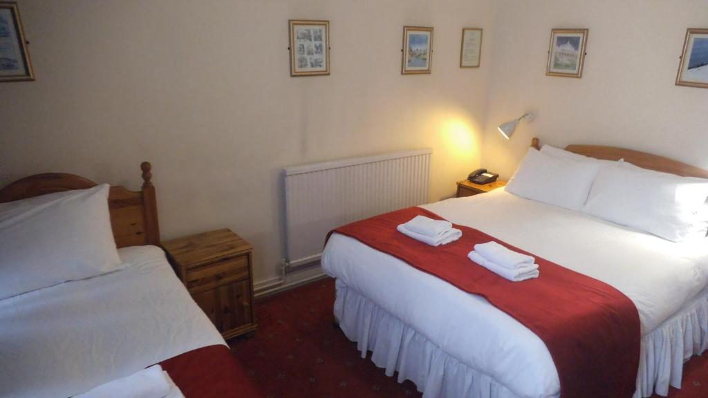 Postel nebo postele na pokoji v ubytování Arran House Hotel