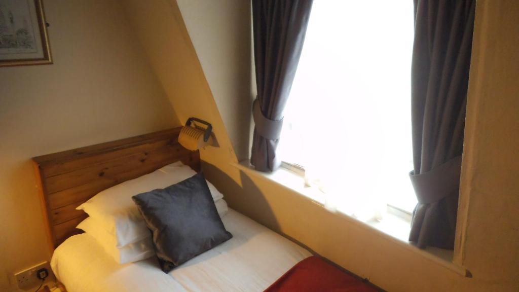 Postel nebo postele na pokoji v ubytování Arran House Hotel