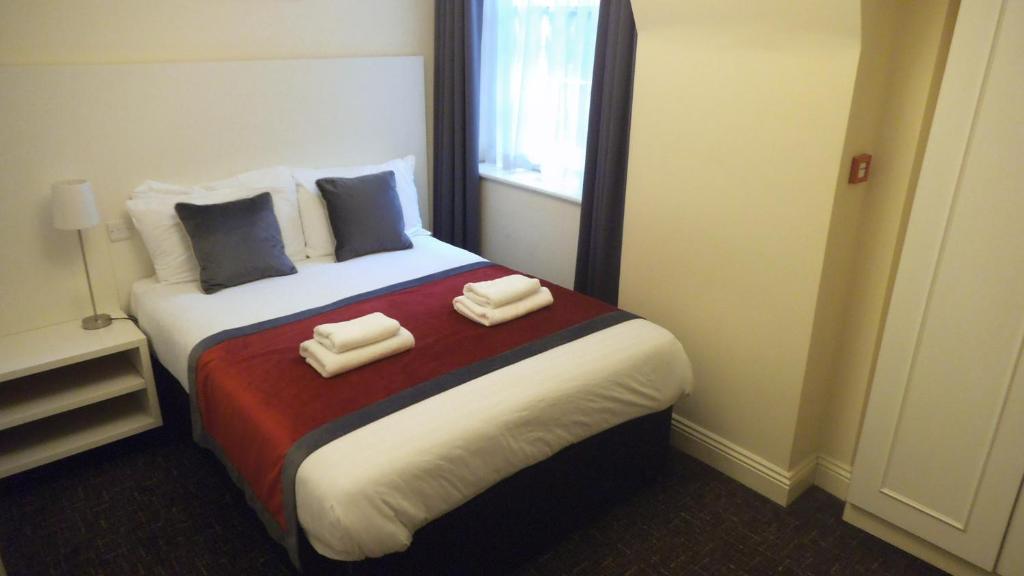 Postel nebo postele na pokoji v ubytování Arran House Hotel