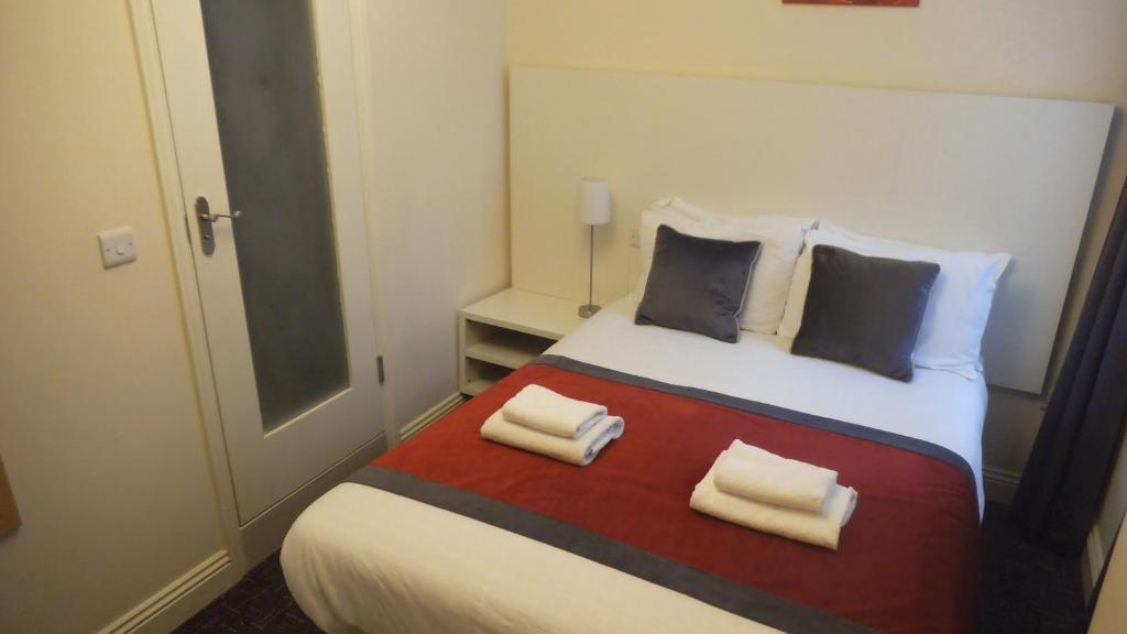 Postel nebo postele na pokoji v ubytování Arran House Hotel
