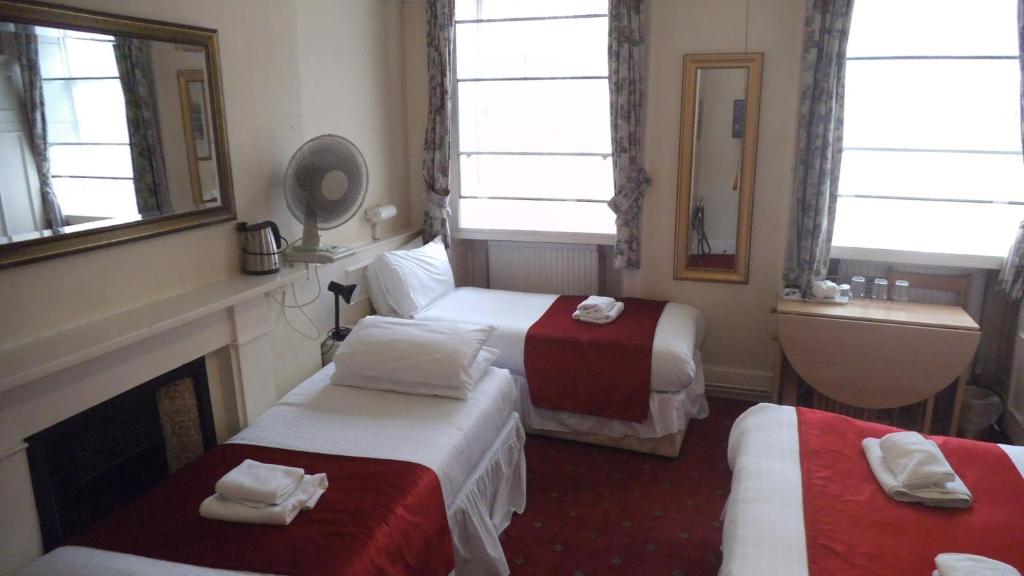 Postel nebo postele na pokoji v ubytování Arran House Hotel