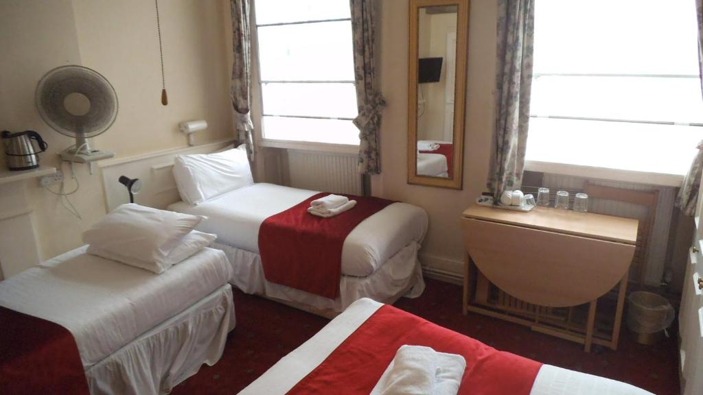 Postel nebo postele na pokoji v ubytování Arran House Hotel