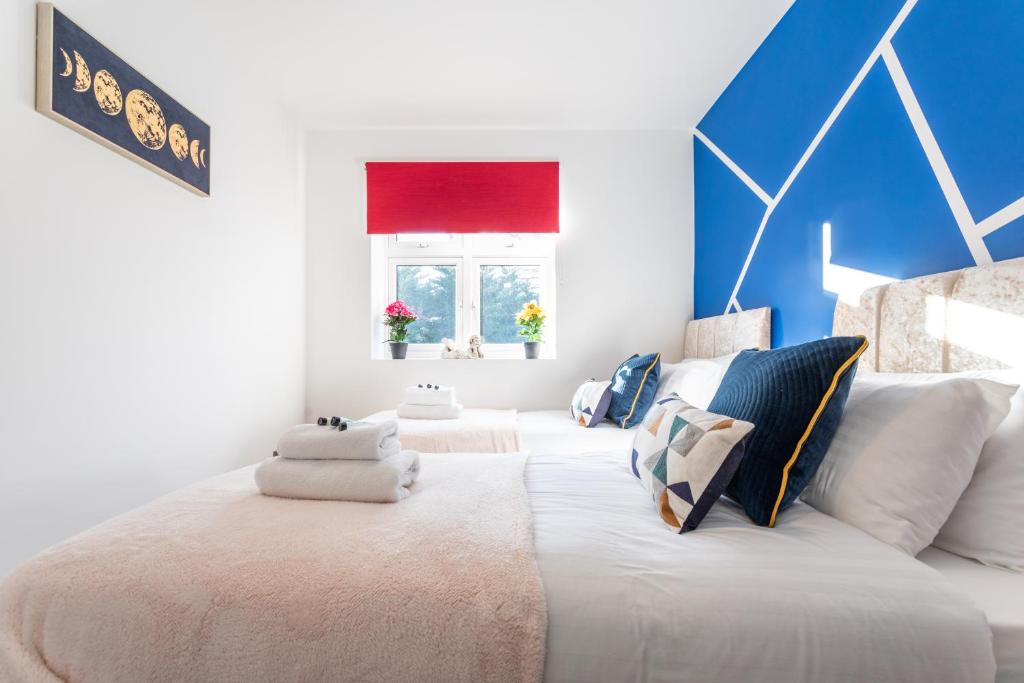Krevet ili kreveti u jedinici u okviru objekta 'The Butterfly' - An Elegant 2 Bed Apartment in a quiet location in Hatfield- Near Business Park and University - Free Allocated Parking - Fast Wi-fi