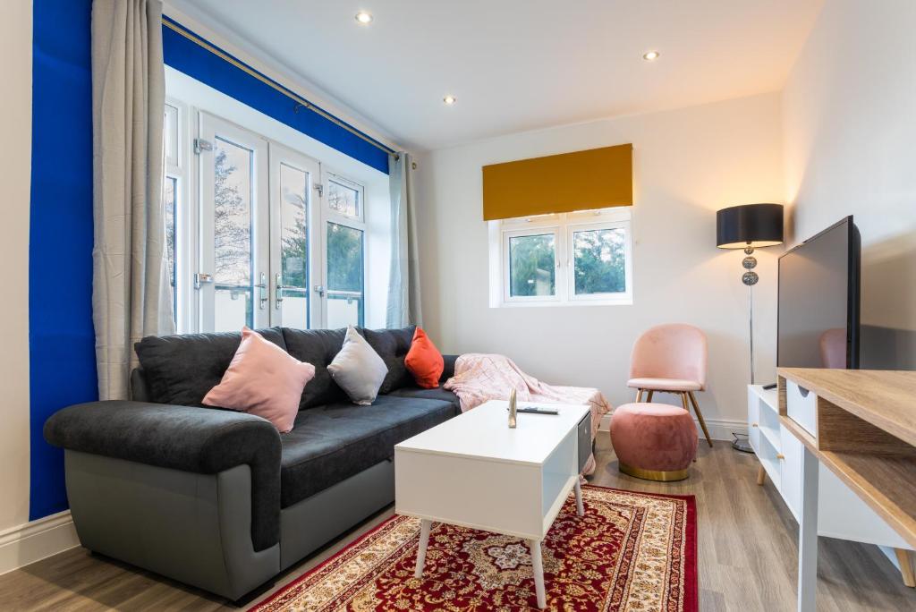 a living room with a couch and a table at Hatfield Haven - Modern 2-Bed Retreat near Uni, Business Park & City Center, FREE Parking, Big savings on Longer Stays in Hatfield