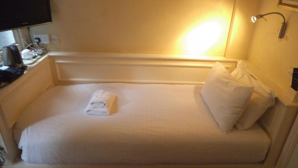 Arran House Hotel - Single Room With Shared Bathroom