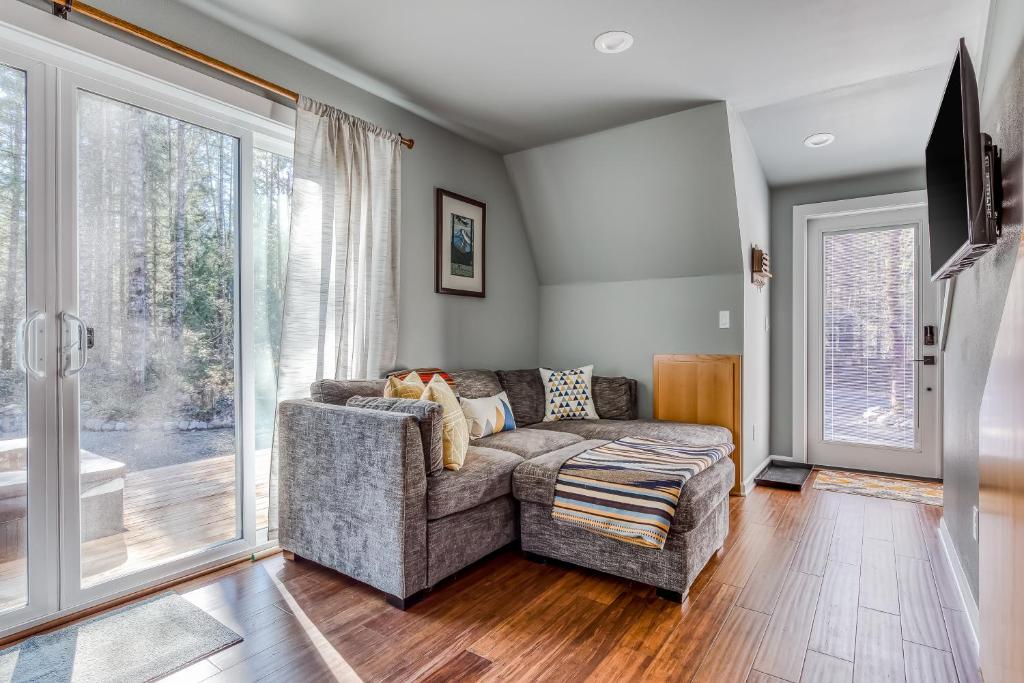 uma sala de estar com um sofá e uma grande janela em A-Frame of Mind em Rhododendron