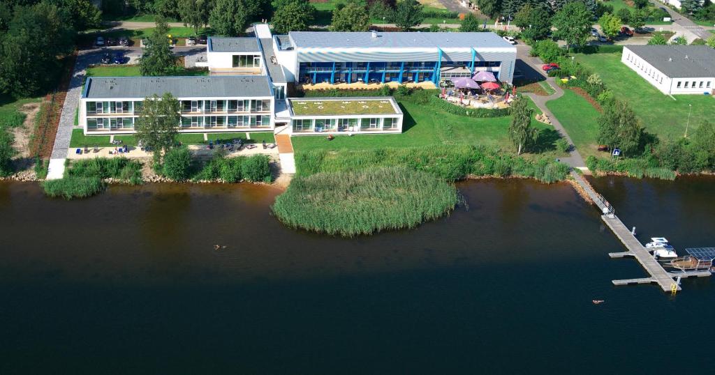 Výhled na řeku, která protéká v blízkosti hotelu