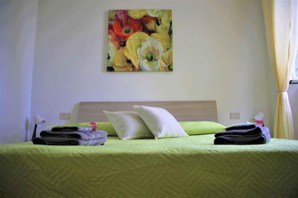 Una cama con dos toallas encima. en Apartment in Lurago Derba - Como Provinz 42304, en Lurago D'Erba 