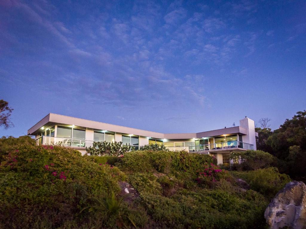 un edificio en la cima de una colina con arbustos en Horizons House - spacious, ocean + bush views, peaceful, en Margaret River Town