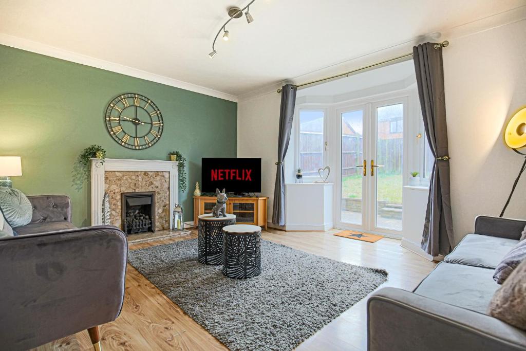 Et opholdsområde på Detached House with Free Parking, Garden, Fast Wifi and Smart TV with Netflix by Yoko Property