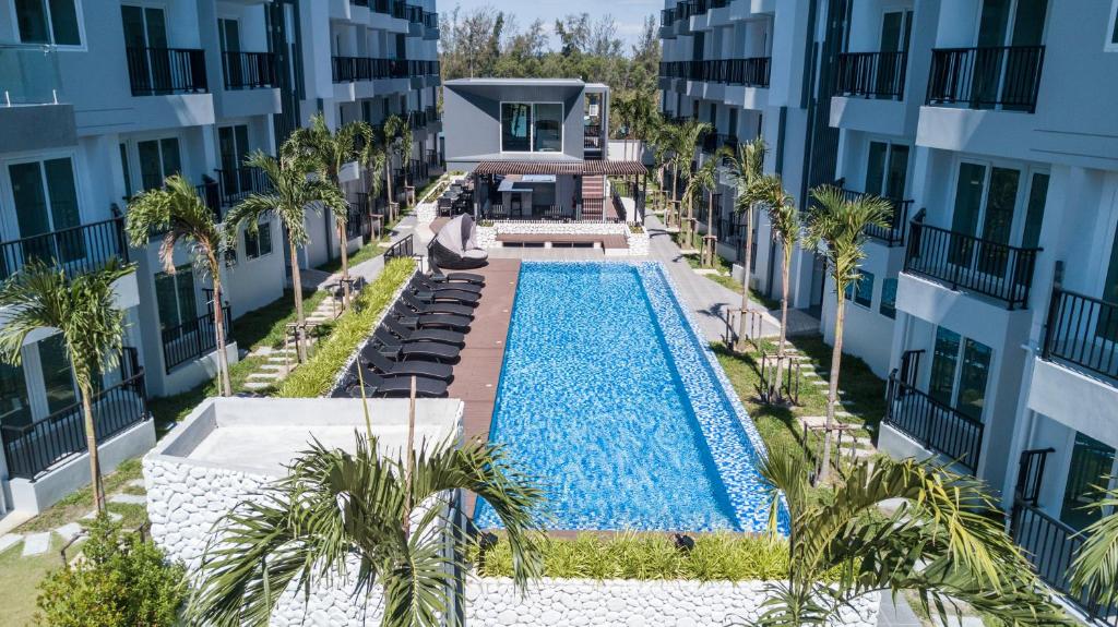 Вид на бассейн в Mantra Beach Condominium Suite 2 - Mae Phim или окрестностях
