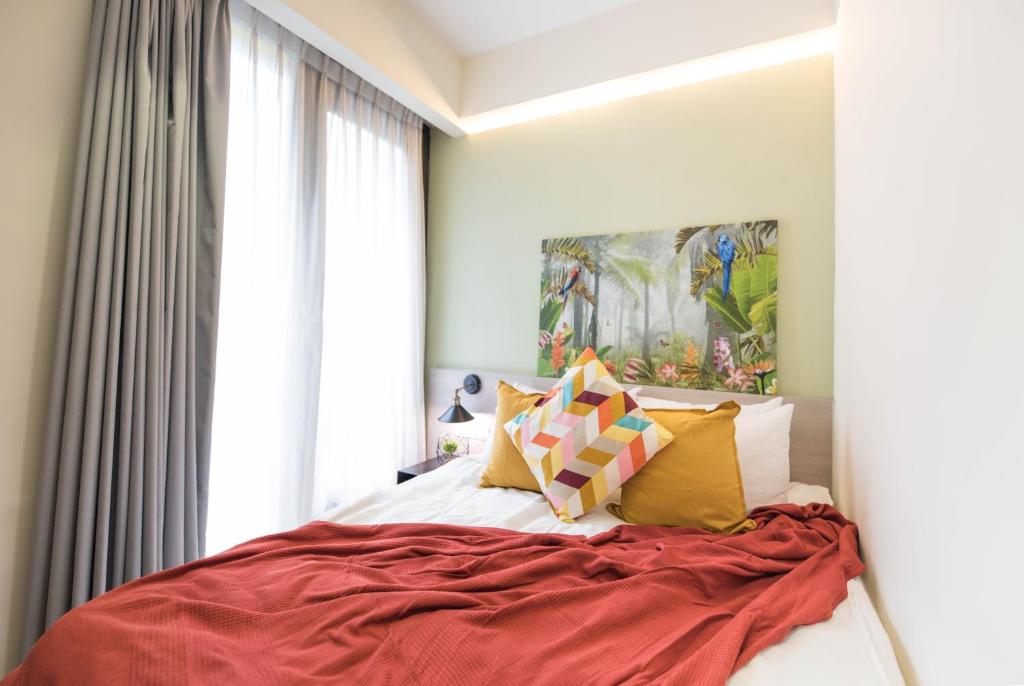 1 dormitorio con 1 cama con manta roja en 在家行旅 中山館, en Taipéi