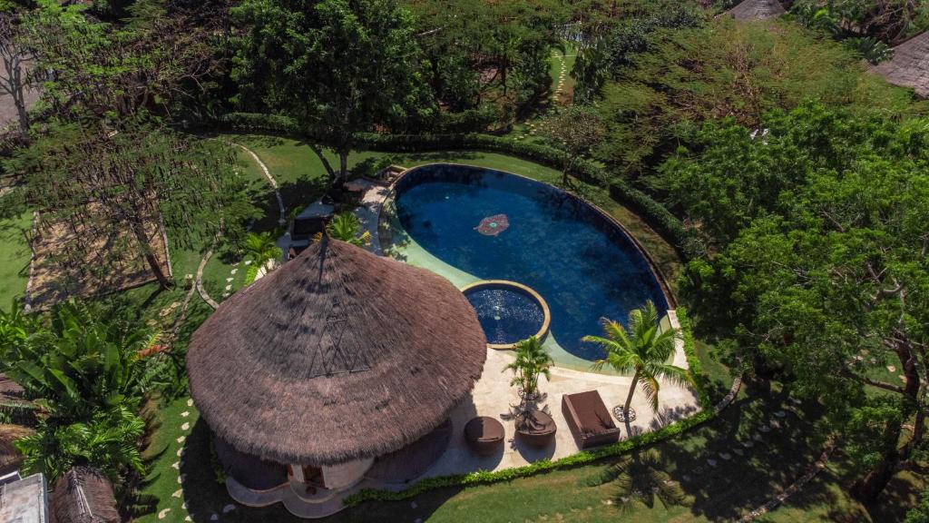 Bazén v ubytování La Joya Balangan Resort nebo v jeho okolí
