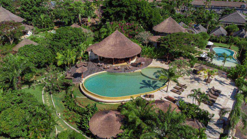 einen Luftblick auf ein Resort mit einem Pool in der Unterkunft La Joya Balangan Resort in Jimbaran