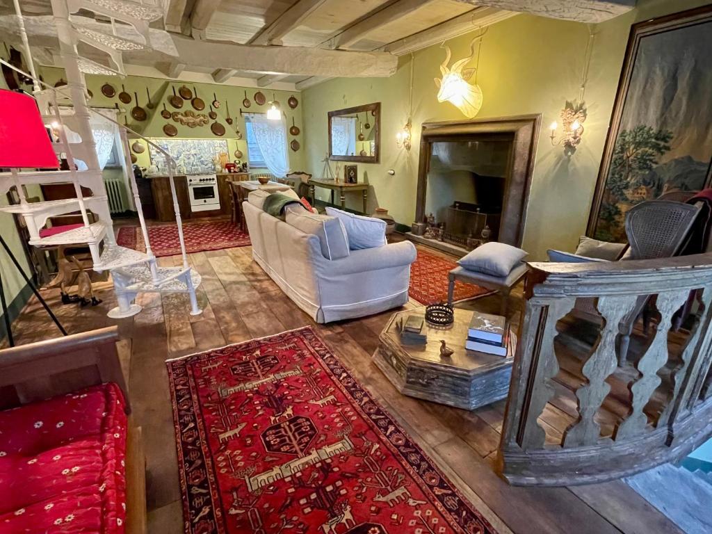 een woonkamer met een bank en een tafel bij Flaminivs - luxury in Civita di Bagnoregio in Bagnoregio