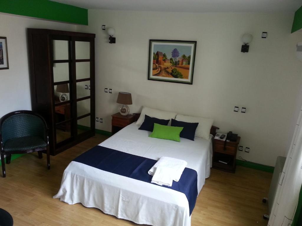 
A bed or beds in a room at Hotel de L'Avenue - Tana City Centre
