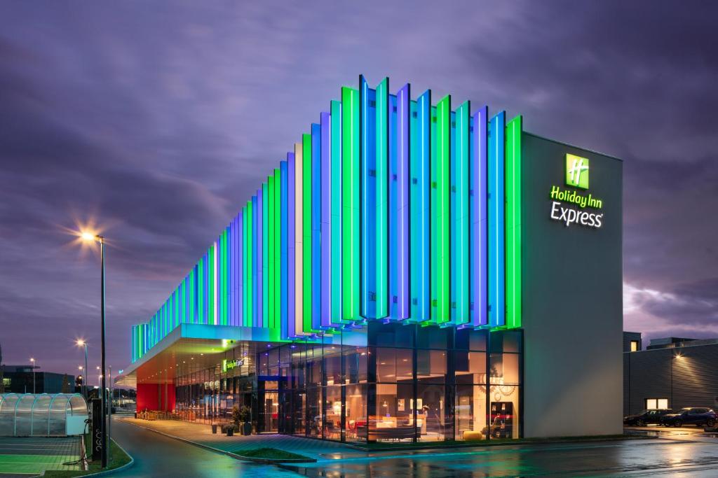 un bâtiment avec des lignes colorées sur son côté dans l'établissement Holiday Inn Express - Aarburg - Oftringen, an IHG Hotel, à Oftringen