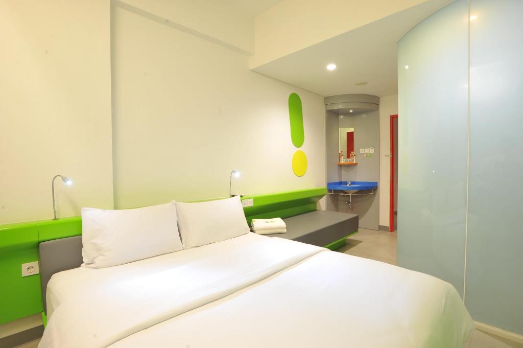 Una cama o camas en una habitación de POP! Hotel Diponegoro