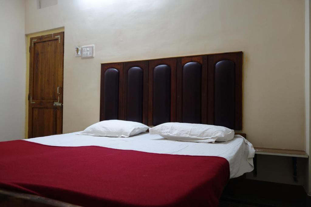 Postel nebo postele na pokoji v ubytování Hotel HCB (Hemo Chandra Bhawan)