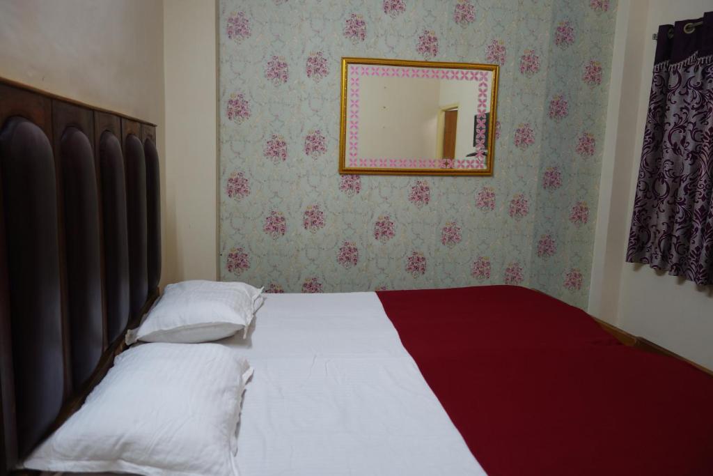 Postel nebo postele na pokoji v ubytování Hotel HCB (Hemo Chandra Bhawan)