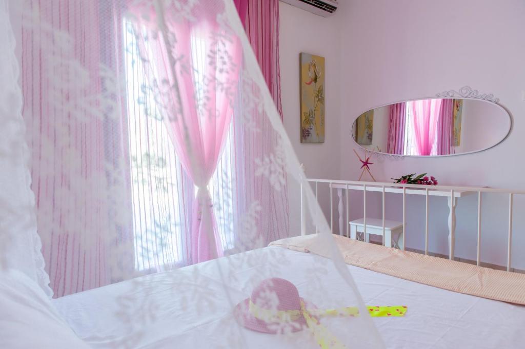 Posteľ alebo postele v izbe v ubytovaní Crystal Villa II