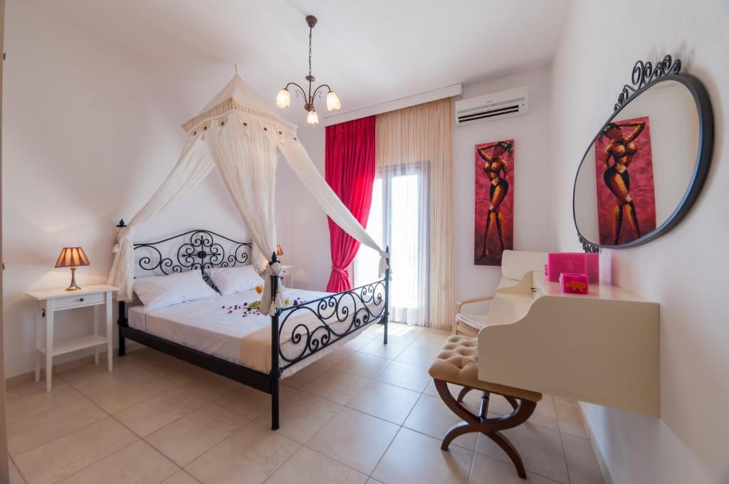 Posteľ alebo postele v izbe v ubytovaní Crystal Villa II