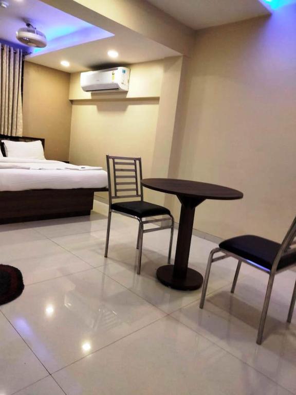 Postel nebo postele na pokoji v ubytování Sun Inn Residency