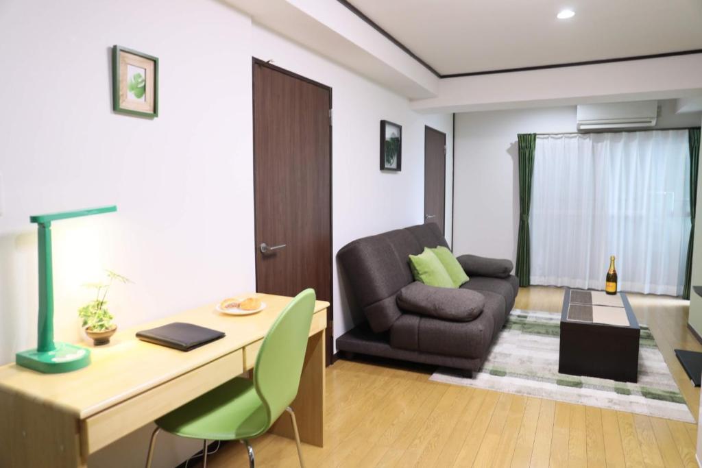 名古屋的住宿－51st Prosper - Vacation STAY 27405v，客房设有书桌、椅子和沙发。