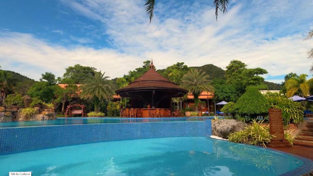 Bazén v ubytování Try Palace Resort Kep nebo v jeho okolí