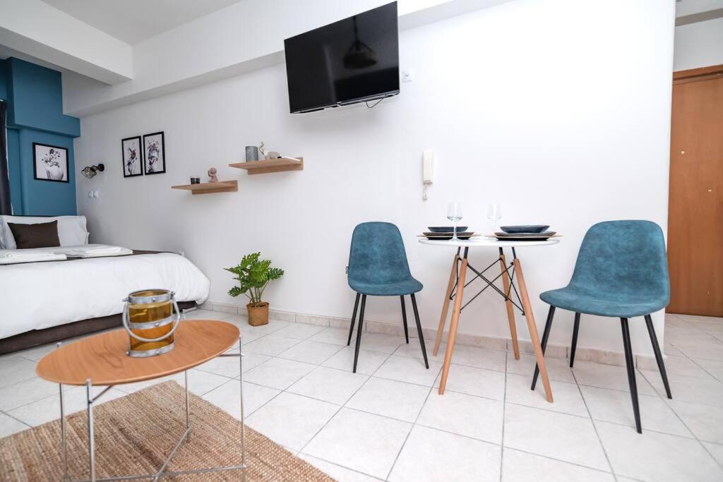 Televízia a/alebo spoločenská miestnosť v ubytovaní Larissa city center apartment