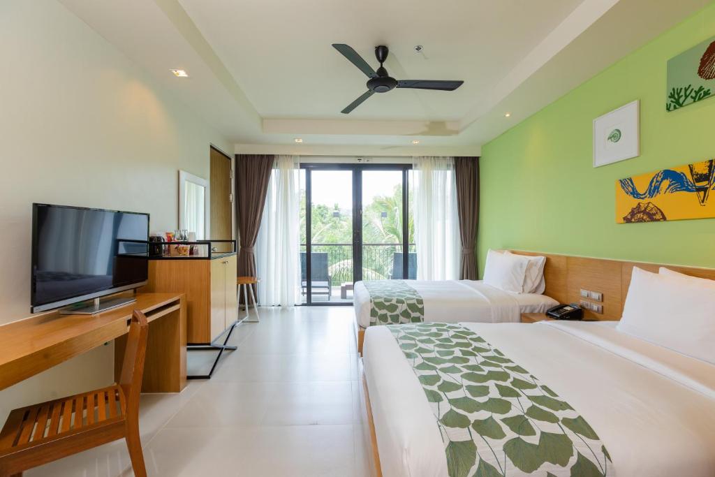 TV a/nebo společenská místnost v ubytování Holiday Ao Nang Beach Resort, Krabi