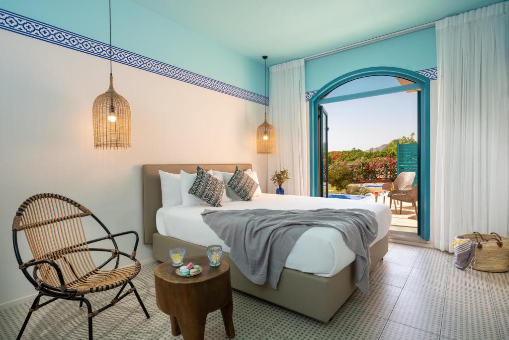 Postel nebo postele na pokoji v ubytování U Splash Resort Eilat