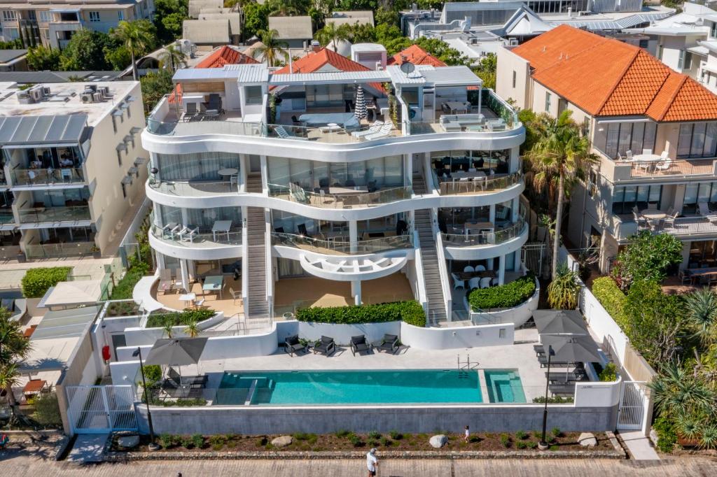 una vista aérea de una casa grande con piscina en La Mer Apartments, en Noosa Heads