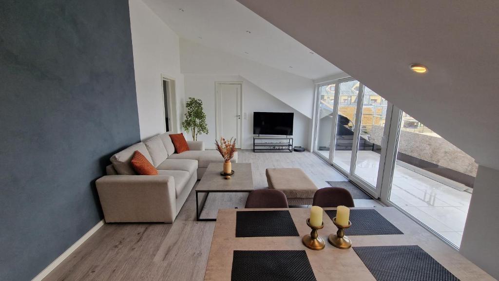 un soggiorno con divano e TV di Lovely 2-bedroom loft with panoramic view. a Kristiansund