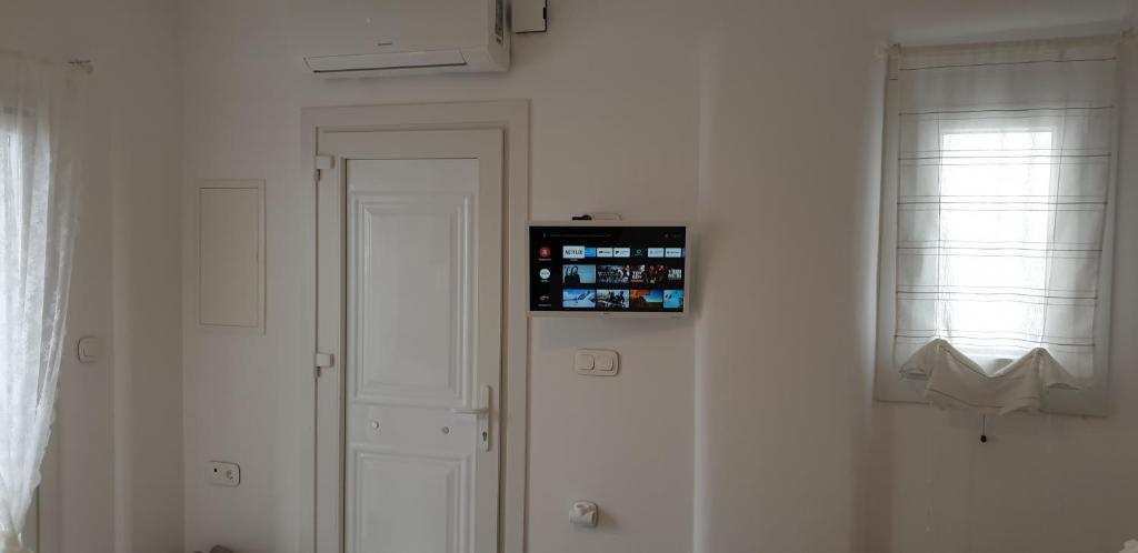 TV a/nebo společenská místnost v ubytování La Playa Studio Mykonos