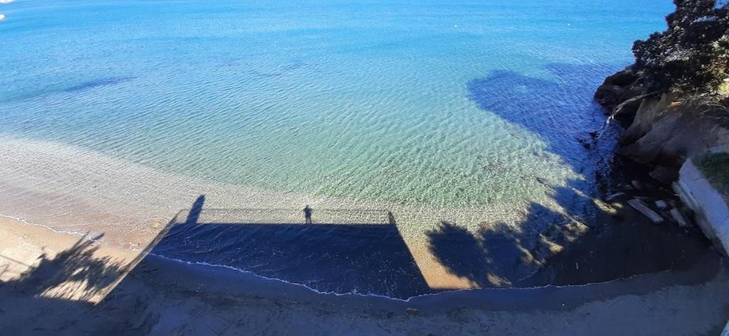 una vista aerea di una spiaggia con una cassa d'acqua di Villa Principe a Bacoli