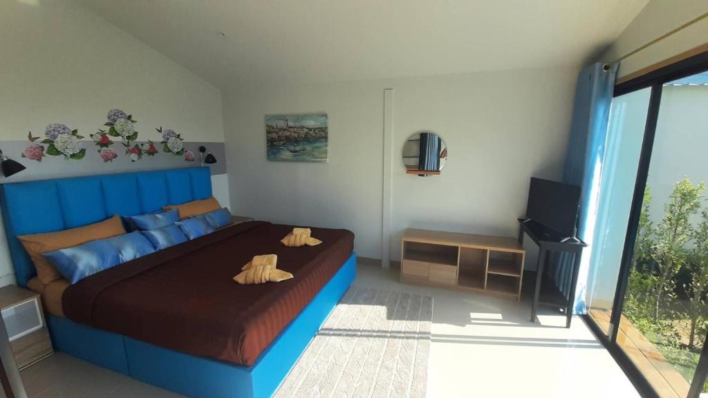 Postel nebo postele na pokoji v ubytování Lom Lay Beach Front Pool Villa Chaam, Huahin