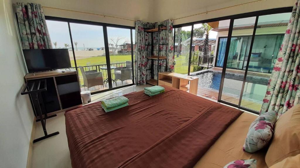 Postel nebo postele na pokoji v ubytování Lom Lay Beach Front Pool Villa Chaam, Huahin