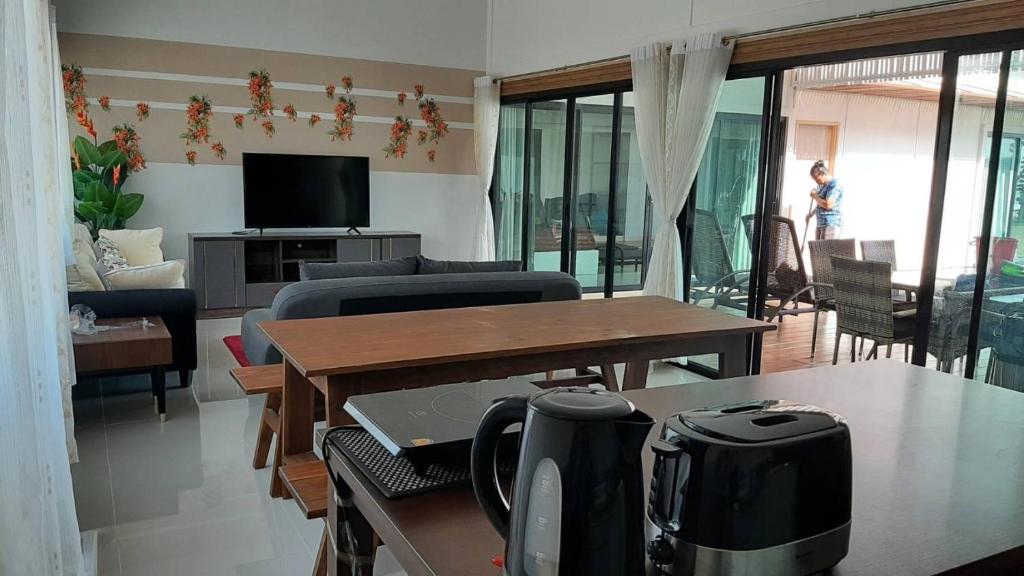 TV a/nebo společenská místnost v ubytování Lom Lay Beach Front Pool Villa Chaam, Huahin