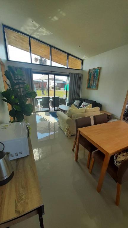 Postel nebo postele na pokoji v ubytování Lom Lay Beach Front Pool Villa Chaam, Huahin
