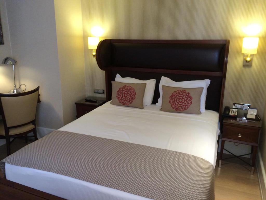 Postel nebo postele na pokoji v ubytování Titanic Comfort Sisli