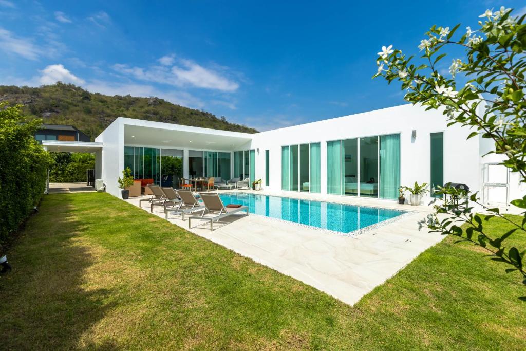 考濤海灘的住宿－Modern 4 Bedroom Private Pool Villa KH-A2，一座带游泳池和庭院的别墅