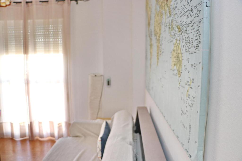 Pokój z łóżkiem i mapą na ścianie w obiekcie Apartamento Jacinto w mieście Conil de la Frontera