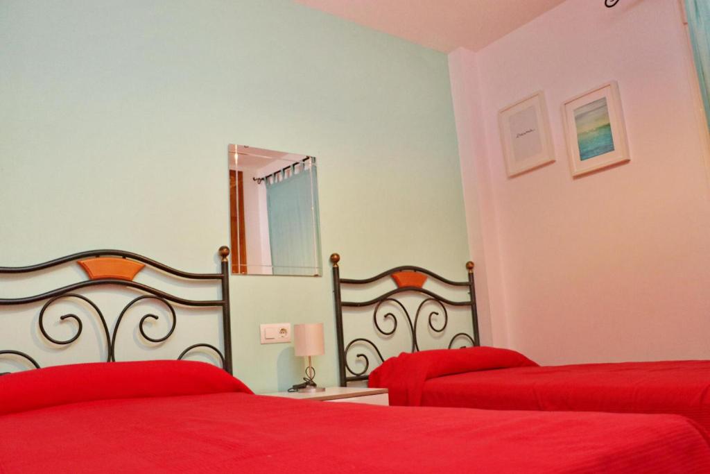 Łóżko lub łóżka w pokoju w obiekcie Apartamento Jacinto