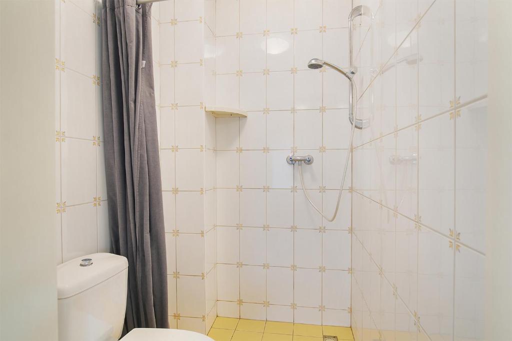 a bathroom with a shower and a toilet at Hello Zeeland - Appartement Beatrixstraat 27 in Domburg